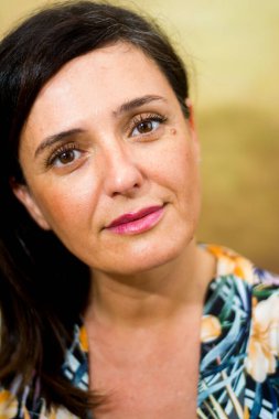 Beyaz arka planda güzel bir kadının portresi