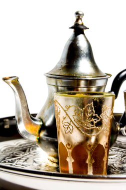 Çaydanlık grubu ve beyaz arka planda bir tepside bir bardak oryantal çay.