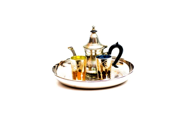 白底托盘上的一组茶壶和一杯东方茶 — 图库照片