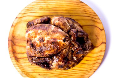 Beyaz arka planda ahşap tepside kızarmış tavuk.