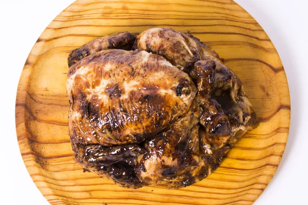 Pieczony Kurczak Drewnianej Tacy Białym Tle — Zdjęcie stockowe