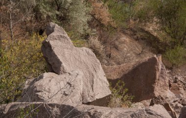 Büyük, çiğ taş parçaları. Taş yığını..