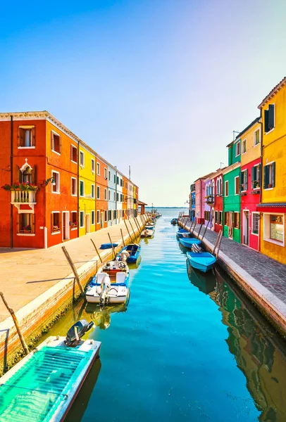 Venetië Oriëntatiepunt Burano Eiland Kanaal Kleurrijke Huizen Boten Italië Europa — Stockfoto
