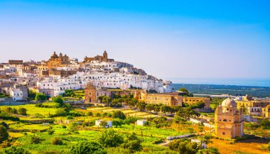 Ostuni beyaz şehir manzarası ve Madonna della Grata Kilisesi, Brindisi, Apulia Güney İtalya. Europe.