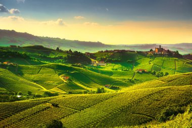 Langhe üzüm bağları günbatımı panorama, Castiglione Falletto, UNESCO tarafından Piedmont, Kuzey İtalya Avrupa.