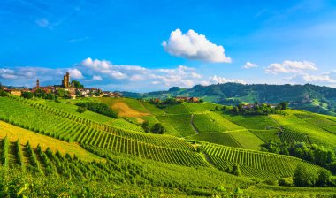 Langhe üzüm bağları günbatımı manzarası, Serralunga d Alba, Unesco Sitesi, Piedmont, Kuzey İtalya Avrupa.