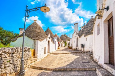 Alberobello Trulli tipik cadde görünümü ev sahipliği yapmaktadır. Apulia, İtalya. Europe.