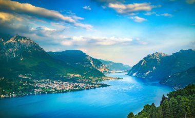 Como Gölü panoramik manzarası. Civenna 'dan Lake, Alps ve Mandello del Lario köy manzarası. İtalya, Avrupa.