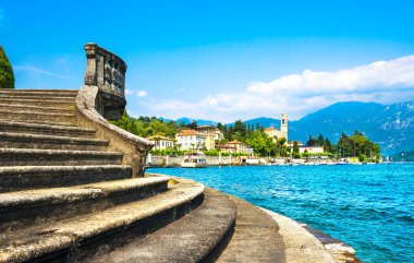 Como Gölü bölgesinde Tremezzo Tremezzina. İtalyan geleneksel köy Oda ve merdiven. İtalya, Europe.