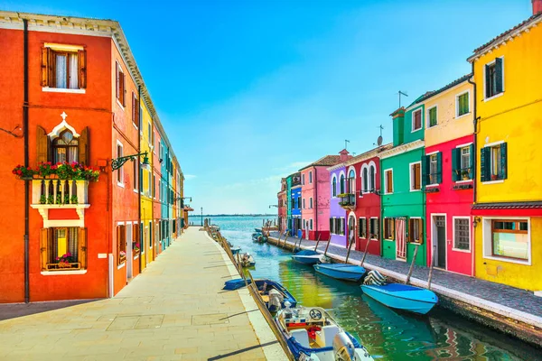 Benátky Mezník Burano Ostrov Průplavu Barevných Domů Lodí Itálie Dlouhé — Stock fotografie