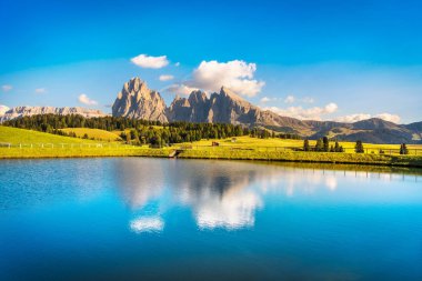 Göl ve dağ günbatımı, Alpe di Siusi veya Seiser Alm, Dolomites Alps Sassolungo ve Sassopiato, Trentino Alto Adige Sud Tyrol, İtalya, Europe