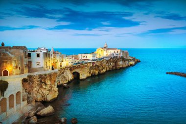 Vieste kasabası kayalıklarda, Gargano yarımadası, Apulia, güney İtalya, Avrupa.