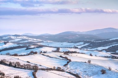 Toskana, kış panorama adlı günbatımı kar. Radicondoli, Siena, İtalya Europe.