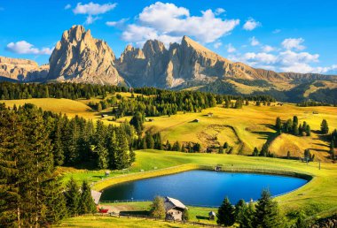 Göl ve dağ günbatımı, Alpe di Siusi veya Seiser Alm, Dolomites Alps Sassolungo ve Sassopiato, Trentino Alto Adige Sud Tyrol, İtalya, Europe