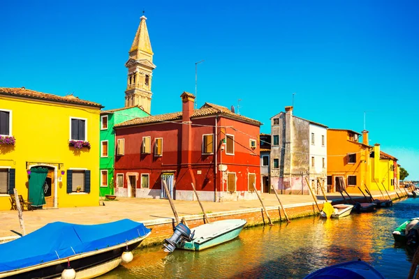 Venedig Wahrzeichen Burano Insel Kanal Bunte Häuser Kirche Und Boote — Stockfoto