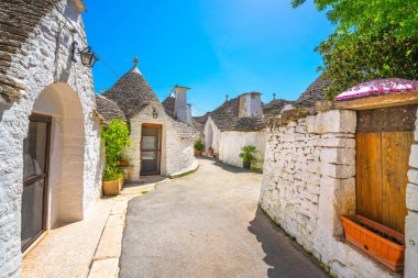 Alberobello Trulli tipik cadde görünümü ev sahipliği yapmaktadır. Apulia, İtalya. Europe.