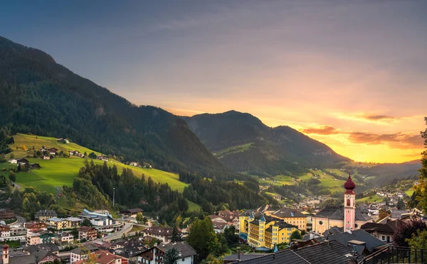 Puesta Sol Sobre Pueblo Ortisei Ulrich Urtijei Montañas Los Alpes —  Fotos de Stock