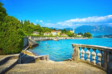 Como Gölü bölgesinde Tremezzo Tremezzina. İtalyan geleneksel köy Oda ve merdiven. İtalya, Europe.