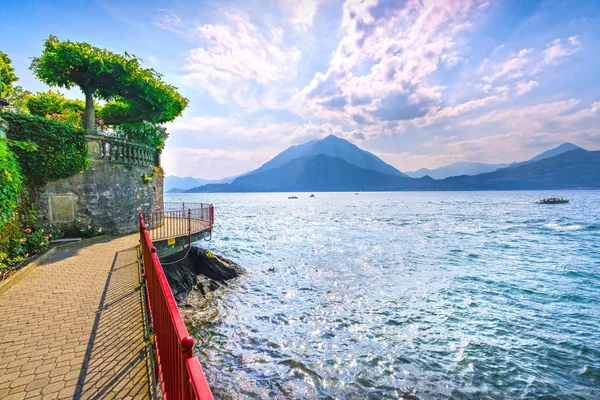 Varenna Walk Lovers Como Lake District Italian Traditional Lake Village — Stock Photo, Image