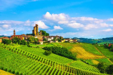 Langhe üzüm bağları günbatımı manzarası, Serralunga d Alba, Unesco Sitesi, Piedmont, Kuzey İtalya Avrupa.