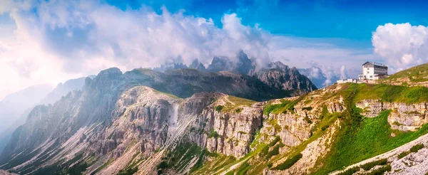 Vista Panorâmica Tre Cime Lavaredo Cabana Alpina Dolomiti Alpes Italianos — Fotografia de Stock