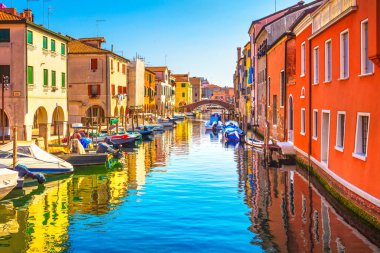Venedik lagünündeki Chioggia kasabası, su kanalı ve kilise. Veneto, İtalya, Avrupa