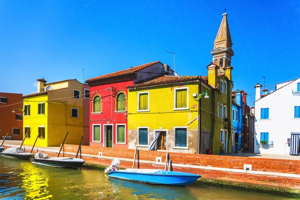 Benátky Mezník Burano Ostrov Kanálu Barevné Domy Kostel Čluny Itálie — Stock fotografie