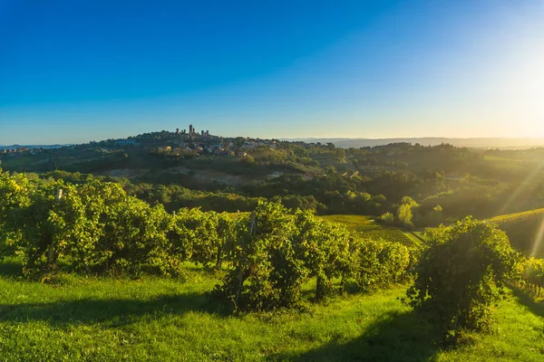 ジミニャーノの中世の町の日の出でスカイラインとブドウ畑の田園風景のパノラマを塔します トスカーナ州 イタリア ヨーロッパ — ストック写真
