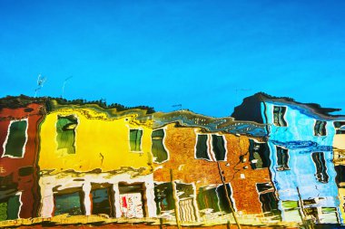 Burano renkli su kanal yüzeye yansıması ev sahipliği yapmaktadır. Venedik İtalya Europe