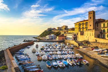 Piombino Marina günbatımı manzara piazza bovio. Maremma Tuscany İtalya Europe.