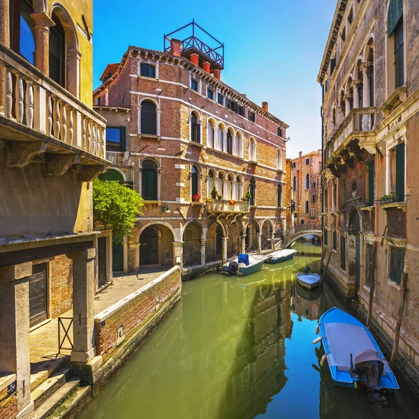 Αστικό Τοπίο Της Βενετίας Υδάτινο Κανάλι Γέφυρα Και Παραδοσιακά Κτίρια — Φωτογραφία Αρχείου