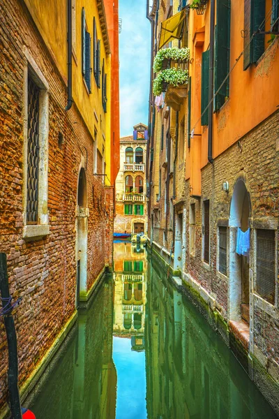 ヴェネツィアの街並み 水の運河 橋や伝統的な建物 イタリア ヨーロッパ — ストック写真