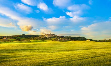 Casale Marittimo Maremma ve buğday alanlarında eski taş köy. Kırsal İtalyan peyzaj. Pisa Toskana, İtalya Europe.