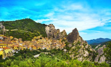 Apennines Dolomiti Lucane 'deki Castelmezzano köyü. Basilicata, İtalya.