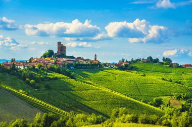 Langhe üzüm bağları günbatımı manzarası, Serralunga d Alba, Unesco Sitesi, Piedmont, Kuzey İtalya Avrupa.