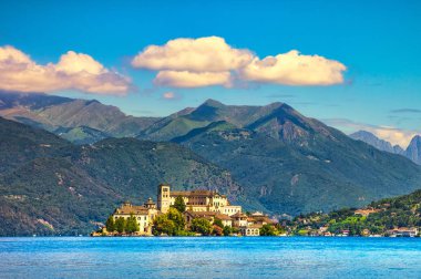 Orta göl manzara. Orta San Giulio Köyü, ada Isola S.Giulio ve Alp Dağları görünümü, Piedmont, İtalya, Europe.