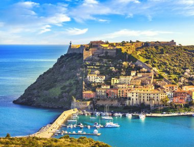 Porto Ercole Köyü ve tekne deniz Bay Harbor. Havadan görünümü. Monte Argentario, Maremma Grosseto Toskana, İtalya