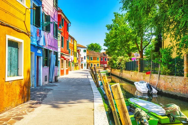 Kanál Ostrov Burano Barevné Domy Člunů Benátky Itálie Evropa — Stock fotografie