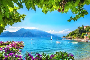 Varenna kasaba bay beach ve Como Gölü bölgesinin çiçeklenir. İtalyan geleneksel göl köy. İtalya, Europe.