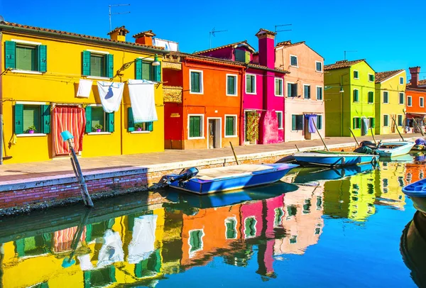 Venetië Landmark Burano Eiland Kanaal Kleurrijke Huizen Boten Italië Lange — Stockfoto