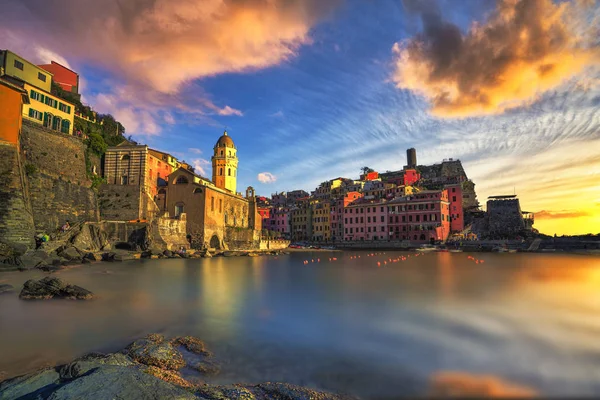 Vernazza Falu Naplemente Templom Sziklák Tengeri Kikötő Seascape Földeket Cinque — Stock Fotó