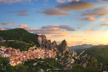 Apennines Dolomiti Lucane 'deki Castelmezzano köyü. Basilicata, İtalya.