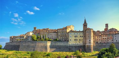 Anghiari manzarası İtalyan ortaçağ köyü şehir surları. Arezzo, Toskana İtalya Europe.