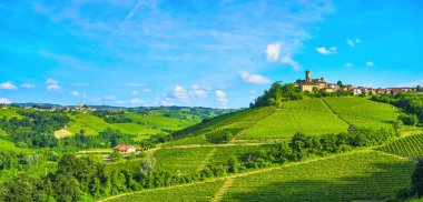 Langhe üzüm bağları günbatımı panorama, Castiglione Falletto ve Serralunga d Alba, UNESCO tarafından Piedmont, Kuzey İtalya Avrupa.