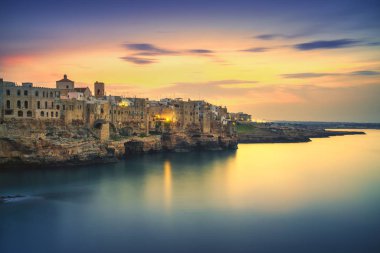 Polignano Mare Köyü günbatımı, Bari, Apulia, Güney İtalya buzlu. Europe.