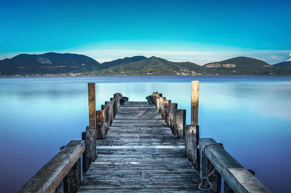 Holzsteg Oder Steg Blauen See Sonnenuntergang Und Himmelsspiegelung Wasser Langzeitbelichtung — Stockfoto