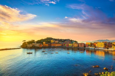 Sestri Levante sessizlik bay veya Baia del Silenzio deniz limanı ve plaj sunset bulvarında görüntüleyin. Liguria, İtalya Europe.