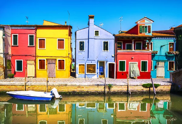 Benátky Mezník Burano Ostrov Průplavu Barevných Domů Lodí Itálie Evropa — Stock fotografie