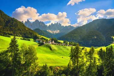 Funes Vadisi Santa Magdalena kilise görünümü ve Odle Dağları, Dolomites Alps. Trentino Alto Adige Sud Tyrol, İtalya, Europe
