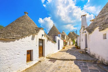 Alberobello Trulli tipik cadde görünümü ev sahipliği yapmaktadır. Apulia, İtalya. Europe.